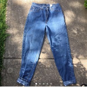 vintage Levi’s 521 mom jeans. Size 10